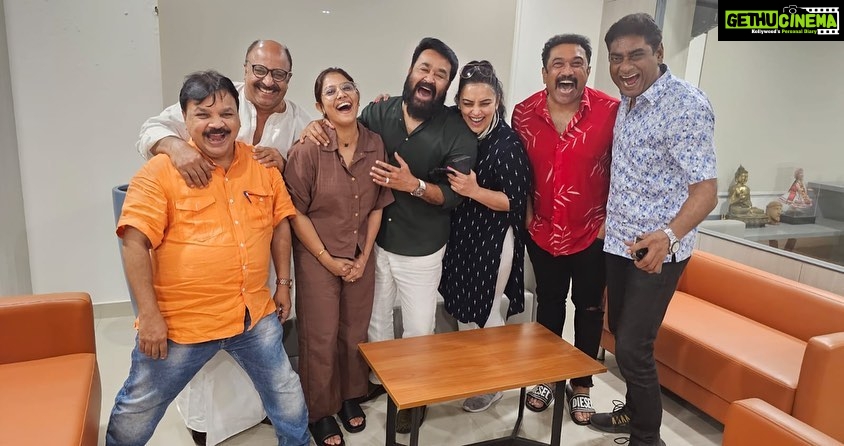 Rachana Narayanankutty Instagram - And that’s how we celebrated my pirannal (star birthday) . Thank you Laletta @mohanlal for the love, prayers and blessings 🙏🏼 Thank you dear Siddique ikka, Babu chettanmaar, Sudheer etta and Shwetha chechi @shwetha_menon for your love 💝 and those crazy laughter after the EC!!!🤣🤣Thanks to all of you who wished me good luck, health and happiness . I am much much thankful! Happiest forties start here! #rachananarayanankutty #starbirthday #mohanlal #siddique #edavelababu #baburaj #sudheerkaramana #shwethamenon