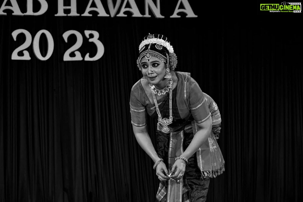 Rachana Narayanankutty Instagram - In love with these black n white pictures from my recent Kūchipūdi concert held at RLV College which is clicked by the 4rth year Applied Arts student, Gautham C Raj of @rlvcollege. Thank you @vmanjunair Kutti for sharing this 🙏🏼 Thanks to @gautham_c_raj too 🙏🏼 #rachananarayanankutty #kuchipudi #kuchipudidance #kuchipudidancer #koochipoodi #rlvcollegeofmusicandfinearts