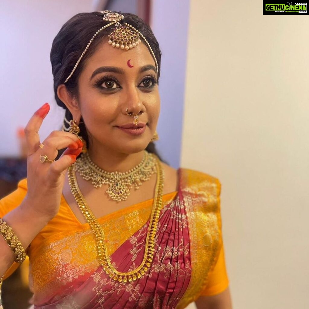 Rachana Narayanankutty Instagram - When you are completely ready for the performance and your close friend @devichandana82 clicks the pictures for you 🧡🙏🏼 MUA @amal_ajithkumar support @aju_popz______ #dancer #classical #artistlife #rachananarayanankutty Cochin, Kerala