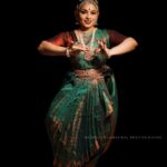 Rachana Narayanankutty Instagram - ഏറ്റുമാനൂർ മഹാദേവ ക്ഷേത്രത്തിലെ കൂച്ചിപൂടി കച്ചേരിക്ക് മുമ്പ് എന്റെ പ്രിയ ശിഷ്യരുടെയും എന്റേയും ചലനങ്ങളെ നിശ്ചല ചിത്രങ്ങൾ ആക്കി മനോഹരമായി പകർത്തിയതിന് @hareeshplamackal ന് ഒരുപാട് നന്ദി 🙏🏼 @pradeepsradha @sugithaps @saranyamuralii @sanchali_salil @srishtibyrachana @rachananarayanankutty മേക്കപ്പ് @vargheseantony_bridal_makeover @binojniran വസ്ത്രങ്ങൾ @enjoyfestas_dance_costumes #നർത്തകർ #നൃത്തം #കൂച്ചിപൂടി #സൃഷ്ടി