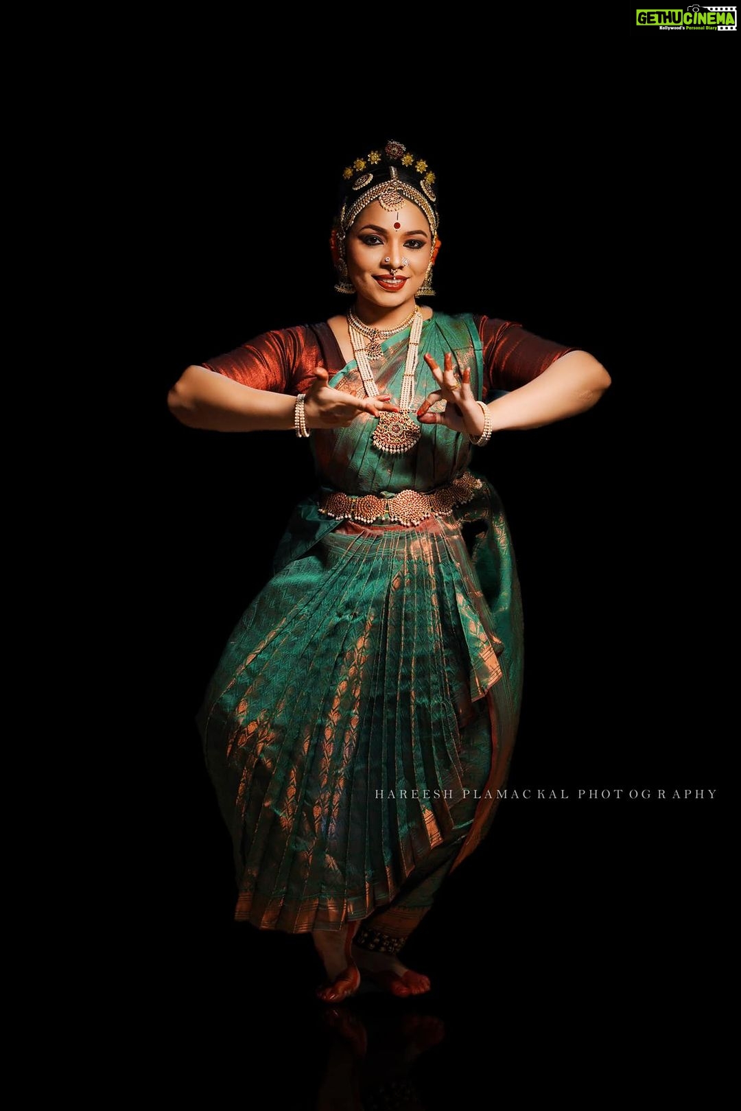 Rachana Narayanankutty Instagram - ഏറ്റുമാനൂർ മഹാദേവ ക്ഷേത്രത്തിലെ കൂച്ചിപൂടി കച്ചേരിക്ക് മുമ്പ് എന്റെ പ്രിയ ശിഷ്യരുടെയും എന്റേയും ചലനങ്ങളെ നിശ്ചല ചിത്രങ്ങൾ ആക്കി മനോഹരമായി പകർത്തിയതിന് @hareeshplamackal ന് ഒരുപാട് നന്ദി 🙏🏼 @pradeepsradha @sugithaps @saranyamuralii @sanchali_salil @srishtibyrachana @rachananarayanankutty മേക്കപ്പ് @vargheseantony_bridal_makeover @binojniran വസ്ത്രങ്ങൾ @enjoyfestas_dance_costumes #നർത്തകർ #നൃത്തം #കൂച്ചിപൂടി #സൃഷ്ടി