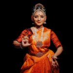 Rachana Narayanankutty Instagram - ഏറ്റുമാനൂർ മഹാദേവ ക്ഷേത്രത്തിലെ കൂച്ചിപൂടി കച്ചേരിക്ക് മുമ്പ് എന്റെ പ്രിയ ശിഷ്യരുടെയും എന്റേയും ചലനങ്ങളെ നിശ്ചല ചിത്രങ്ങൾ ആക്കി മനോഹരമായി പകർത്തിയതിന് @hareeshplamackal ന് ഒരുപാട് നന്ദി 🙏🏼 @pradeepsradha @sugithaps @saranyamuralii @sanchali_salil @srishtibyrachana @rachananarayanankutty മേക്കപ്പ് @vargheseantony_bridal_makeover @binojniran വസ്ത്രങ്ങൾ @enjoyfestas_dance_costumes #നർത്തകർ #നൃത്തം #കൂച്ചിപൂടി #സൃഷ്ടി