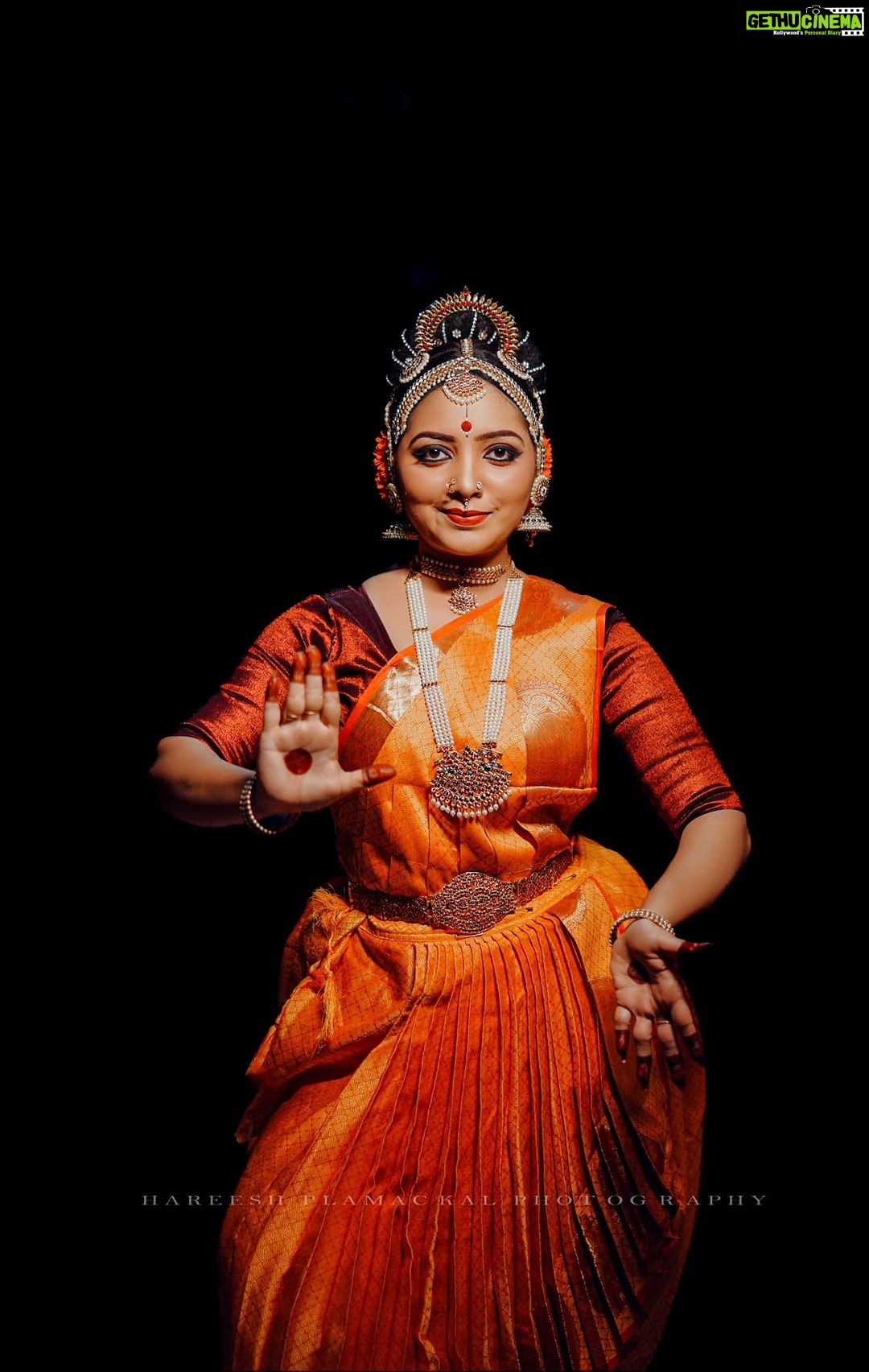 Rachana Narayanankutty Instagram - ഏറ്റുമാനൂർ മഹാദേവ ക്ഷേത്രത്തിലെ കൂച്ചിപൂടി കച്ചേരിക്ക് മുമ്പ് എന്റെ പ്രിയ ശിഷ്യരുടെയും എന്റേയും ചലനങ്ങളെ നിശ്ചല ചിത്രങ്ങൾ ആക്കി മനോഹരമായി പകർത്തിയതിന് @hareeshplamackal ന് ഒരുപാട് നന്ദി 🙏🏼 @pradeepsradha @sugithaps @saranyamuralii @sanchali_salil @srishtibyrachana @rachananarayanankutty മേക്കപ്പ് @vargheseantony_bridal_makeover @binojniran വസ്ത്രങ്ങൾ @enjoyfestas_dance_costumes #നർത്തകർ #നൃത്തം #കൂച്ചിപൂടി #സൃഷ്ടി