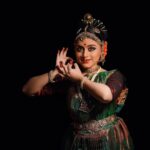 Rachana Narayanankutty Instagram - ഏറ്റുമാനൂർ മഹാദേവ ക്ഷേത്രത്തിലെ കൂച്ചിപൂടി കച്ചേരിക്ക് മുമ്പ് എന്റെ പ്രിയ ശിഷ്യരുടെയും എന്റേയും ചലനങ്ങളെ നിശ്ചല ചിത്രങ്ങൾ ആക്കി മനോഹരമായി പകർത്തിയതിന് @hareeshplamackal ന് ഒരുപാട് നന്ദി 🙏🏼 @pradeepsradha @sugithaps @saranyamuralii @sanchali_salil @srishtibyrachana @rachananarayanankutty മേക്കപ്പ് @vargheseantony_bridal_makeover @binojniran വസ്ത്രങ്ങൾ @enjoyfestas_dance_costumes #നർത്തകർ #നൃത്തം #കൂച്ചിപൂടി #സൃഷ്ടി