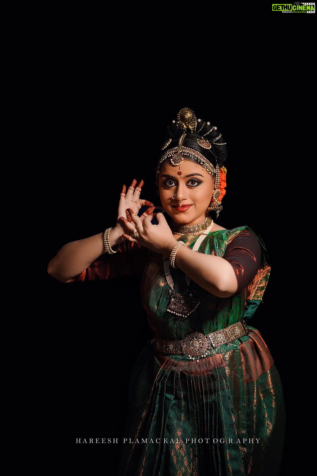 Rachana Narayanankutty Instagram - ഏറ്റുമാനൂർ മഹാദേവ ക്ഷേത്രത്തിലെ കൂച്ചിപൂടി കച്ചേരിക്ക് മുമ്പ് എന്റെ പ്രിയ ശിഷ്യരുടെയും എന്റേയും ചലനങ്ങളെ നിശ്ചല ചിത്രങ്ങൾ ആക്കി മനോഹരമായി പകർത്തിയതിന് @hareeshplamackal ന് ഒരുപാട് നന്ദി 🙏🏼 @pradeepsradha @sugithaps @saranyamuralii @sanchali_salil @srishtibyrachana @rachananarayanankutty മേക്കപ്പ് @vargheseantony_bridal_makeover @binojniran വസ്ത്രങ്ങൾ @enjoyfestas_dance_costumes #നർത്തകർ #നൃത്തം #കൂച്ചിപൂടി #സൃഷ്ടി