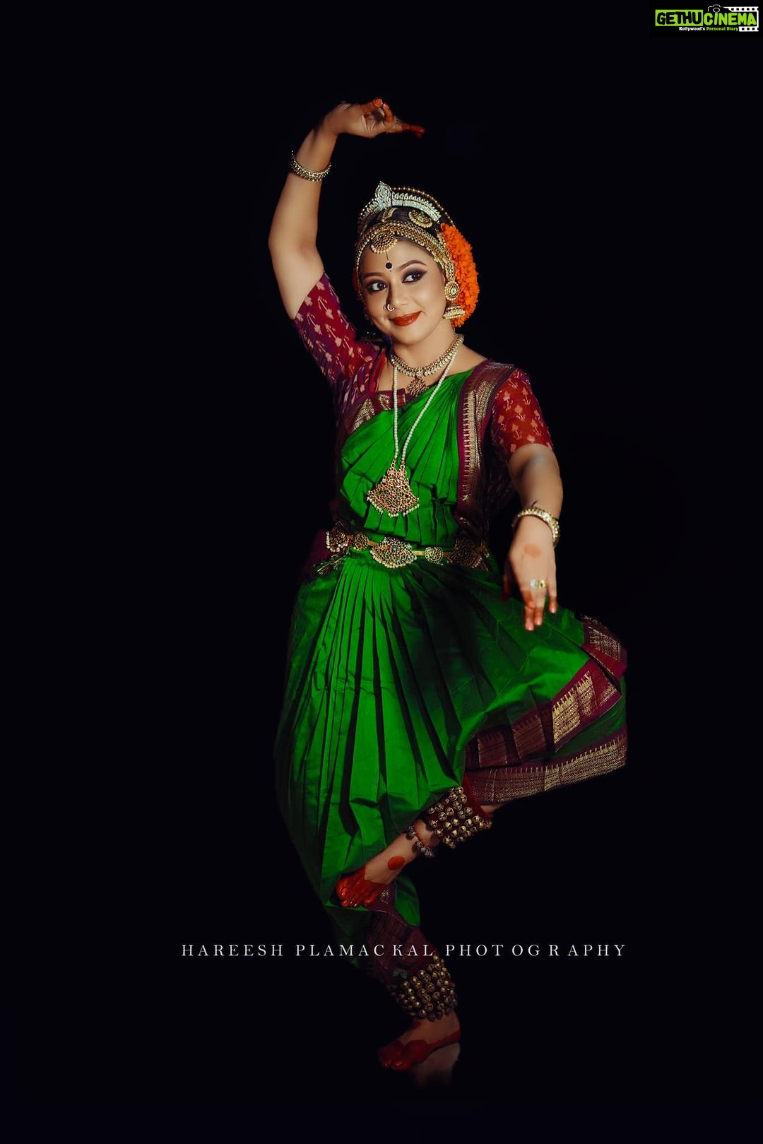Rachana Narayanankutty Instagram - ഏറ്റുമാനൂർ മഹാദേവ ക്ഷേത്രത്തിലെ കൂച്ചിപൂടി കച്ചേരിക്ക് മുമ്പ് എന്റെ പ്രിയ ശിഷ്യരുടെയും എന്റേയും ചലനങ്ങളെ നിശ്ചല ചിത്രങ്ങൾ ആക്കി മനോഹരമായി പകർത്തിയതിന് @hareeshplamackal ന് ഒരുപാട് നന്ദി 🙏🏼 @pradeepsradha @sugithaps @saranyamuralii @sanchali_salil @srishtibyrachana @rachananarayanankutty മേക്കപ്പ് @vargheseantony_bridal_makeover @binojniran വസ്ത്രങ്ങൾ @enjoyfestas_dance_costumes #നർത്തകർ #നൃത്തം #കൂച്ചിപൂടി #സൃഷ്ടി