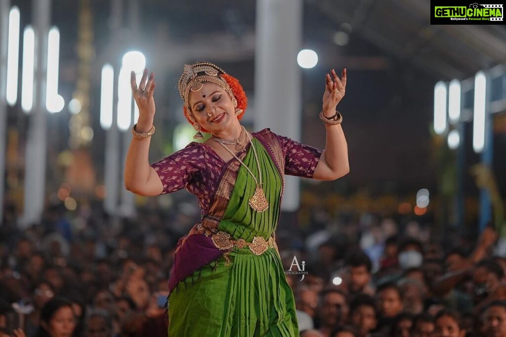 Rachana Narayanankutty Instagram - A few Captures from yesterday’s Kūchipūdi concert held at Ettumanur Temple, in connection with Ezharaponnana Mahotsavam. Beautifully clicked by Ajesh @ajfotographie Makeup by @vargheseantony_bridal_makeover and @binojniran Costume :@enjoyfestas_dance_costumes Performers : @saranyamurali @sanchali_salil @sugithaps @pradeepsradha @srishtibyrachana #rachananarayanankutty #dancer #kuchipudi #koochipoodi #ettumanoor