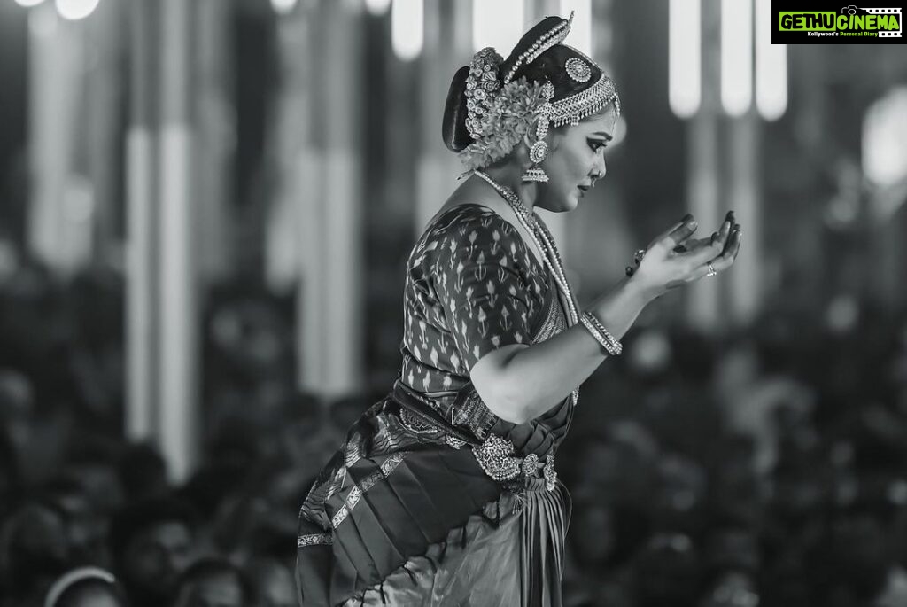 Rachana Narayanankutty Instagram - A few Captures from yesterday’s Kūchipūdi concert held at Ettumanur Temple, in connection with Ezharaponnana Mahotsavam. Beautifully clicked by Ajesh @ajfotographie Makeup by @vargheseantony_bridal_makeover and @binojniran Costume :@enjoyfestas_dance_costumes Performers : @saranyamurali @sanchali_salil @sugithaps @pradeepsradha @srishtibyrachana #rachananarayanankutty #dancer #kuchipudi #koochipoodi #ettumanoor