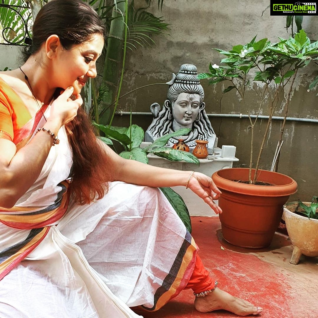 Rachana Narayanankutty Instagram - Working On My Next Choreography… Harihara- the balance, harmony and the cosmic unity! PC @padmakumargeetha Geechi 🙏🏼🤍 #harihara #vishnuandshiva #rachananarayanankutty #dancer #kuchipudi #koochipoodi