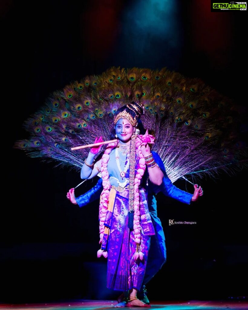Rachana Narayanankutty Instagram - ❤"Radhe Shyam" @rachananarayanankutty #radheshyam #dance #classicaldance #dancer #krishna #kannur #kerala #kannurdiaries #pinarayiconventioncentre #rachananarayanankutty Pinarayi Convention Centre