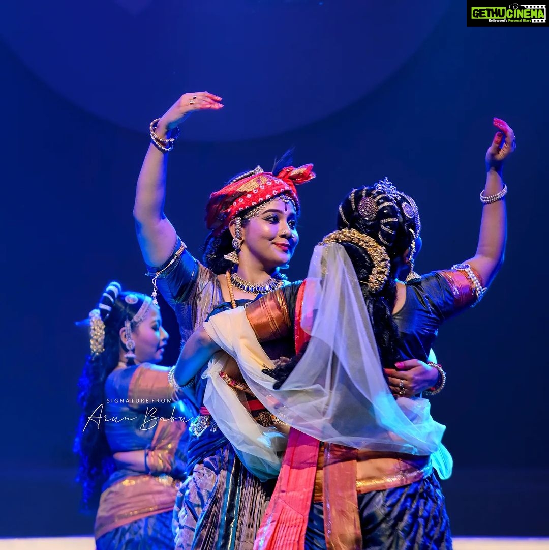 Rachana Narayanankutty Instagram - In frame🧚 @rachananarayanankutty 50th Anniversary of @regattatvm @regattatvm @indianartgallery @rachananarayanankutty #dance #classicaldance #kerala #thiruvananthapuram #thalasthani #nisagandhitheatre Trivandrum Indian