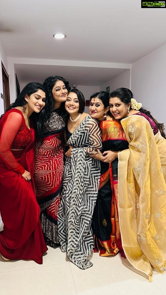 Rachana Narayanankutty Instagram - Happy friendship day…. Celebrating our first anniversary of togetherness. God bless us darlingzz @pillai_manju @rachananarayanankutty @sarayu_mohan @swasikavj