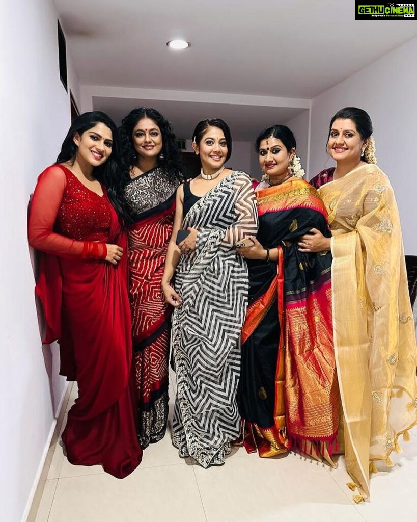 Rachana Narayanankutty Instagram - This companionship of 5 of us together has started exactly an Year ago… and I love all my galssss who are the owners of beautiful hearts with lot of humility and humanity 🥰👯‍♀️👯‍♀️👯‍♀️ @pillai_manju @sarayu_mohan @devichandana82 @swasikavj #friendship