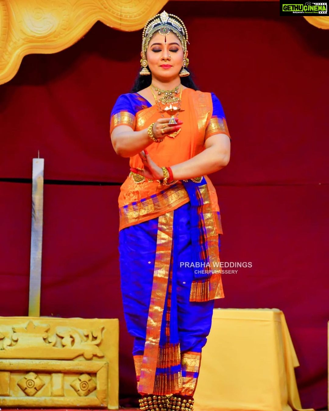 Rachana Narayanankutty Instagram - Blessed that we(Myself, Sanchali, Sharanya and Sugitha) of Rachana Narayanankutty's Srishti family could perform at Guruvayoorappan Sannidhi yesterday for Ekadashi Mahothsavam. Thank you for sharing the photographs Harshan Ji. Thank you Prabha weddings for the beautiful photographs. Makeup by dearest Varghese Antony Chettan and team. ππΌππΌππΌπππ Thank you Ramanathan uncle for all the support and thanks to Guruvayur Devaswom members. Special thanks to dear Bhagyalakshmi Guruvayurand Jancy Sanu for all the love.