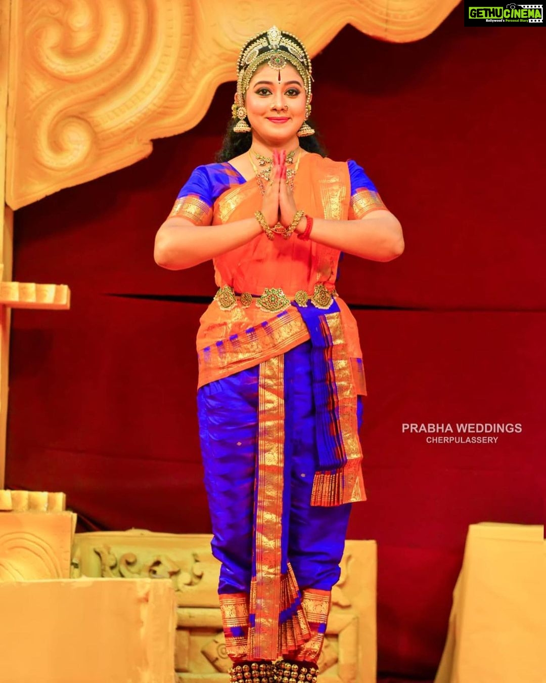 Rachana Narayanankutty Instagram - Blessed that we(Myself, Sanchali, Sharanya and Sugitha) of Rachana Narayanankutty's Srishti family could perform at Guruvayoorappan Sannidhi yesterday for Ekadashi Mahothsavam. Thank you for sharing the photographs Harshan Ji. Thank you Prabha weddings for the beautiful photographs. Makeup by dearest Varghese Antony Chettan and team. ππΌππΌππΌπππ Thank you Ramanathan uncle for all the support and thanks to Guruvayur Devaswom members. Special thanks to dear Bhagyalakshmi Guruvayurand Jancy Sanu for all the love.