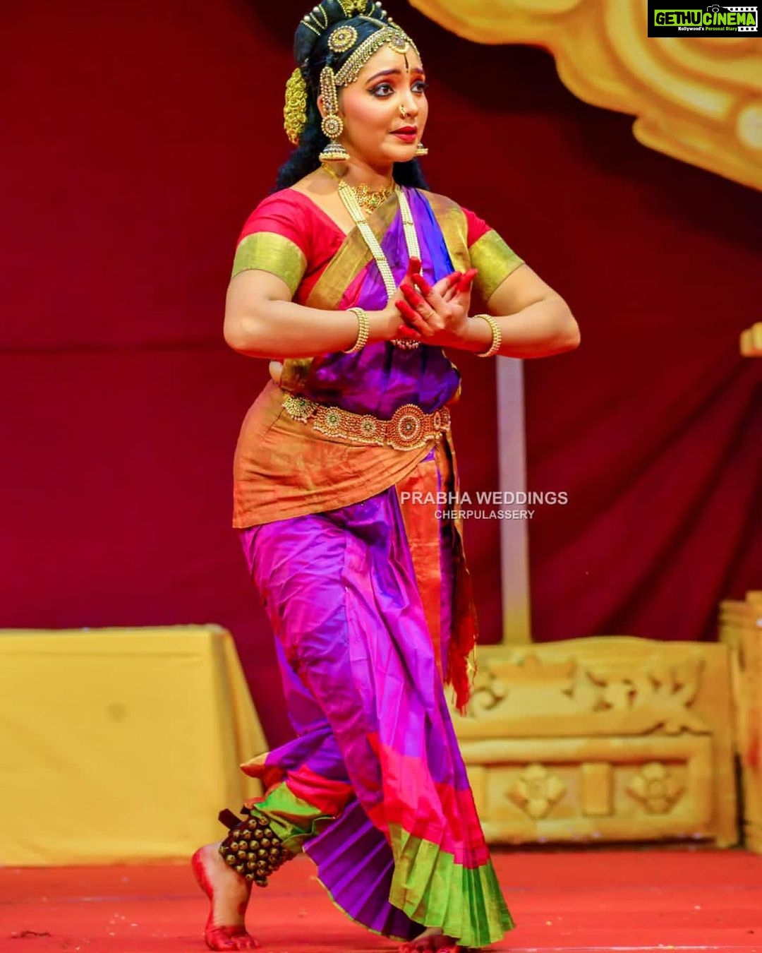 Rachana Narayanankutty Instagram - Blessed that we(Myself, Sanchali, Sharanya and Sugitha) of Rachana Narayanankutty's Srishti family could perform at Guruvayoorappan Sannidhi yesterday for Ekadashi Mahothsavam. Thank you for sharing the photographs Harshan Ji. Thank you Prabha weddings for the beautiful photographs. Makeup by dearest Varghese Antony Chettan and team. ππΌππΌππΌπππ Thank you Ramanathan uncle for all the support and thanks to Guruvayur Devaswom members. Special thanks to dear Bhagyalakshmi Guruvayurand Jancy Sanu for all the love.