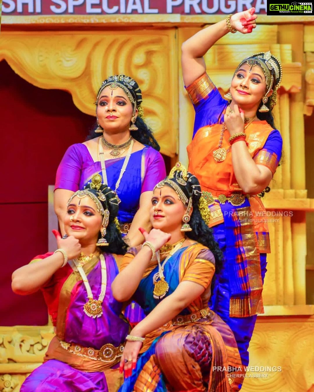 Rachana Narayanankutty Instagram - Blessed that we(Myself, Sanchali, Sharanya and Sugitha) of Rachana Narayanankutty's Srishti family could perform at Guruvayoorappan Sannidhi yesterday for Ekadashi Mahothsavam. Thank you for sharing the photographs Harshan Ji. Thank you Prabha weddings for the beautiful photographs. Makeup by dearest Varghese Antony Chettan and team. ππΌππΌππΌπππ Thank you Ramanathan uncle for all the support and thanks to Guruvayur Devaswom members. Special thanks to dear Bhagyalakshmi Guruvayurand Jancy Sanu for all the love.