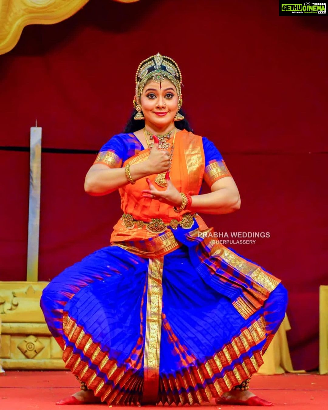 Rachana Narayanankutty Instagram - Blessed that we(Myself, Sanchali, Sharanya and Sugitha) of Rachana Narayanankutty's Srishti family could perform at Guruvayoorappan Sannidhi yesterday for Ekadashi Mahothsavam. Thank you for sharing the photographs Harshan Ji. Thank you Prabha weddings for the beautiful photographs. Makeup by dearest Varghese Antony Chettan and team. 🙏🏼🙏🏼🙏🏼😇😇😇 Thank you Ramanathan uncle for all the support and thanks to Guruvayur Devaswom members. Special thanks to dear Bhagyalakshmi Guruvayurand Jancy Sanu for all the love.