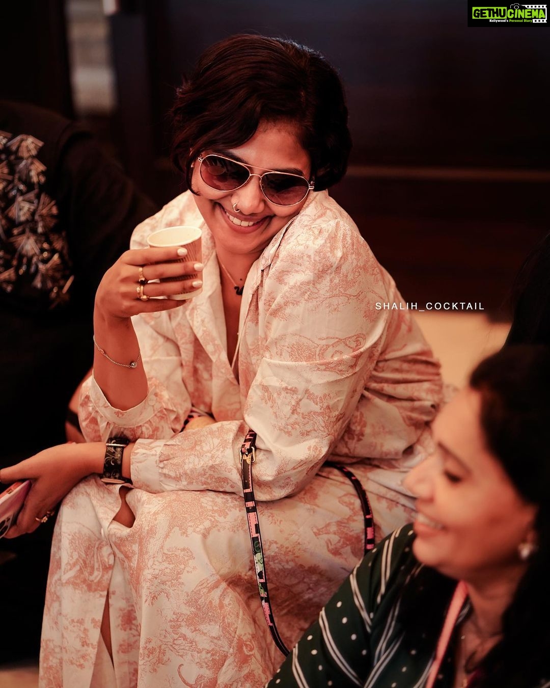 Rachana Narayanankutty Instagram - Happiness of Having a “kaduppathil oru chaaya” #strongtea by Royal caterers @royal_catering_otpandkochi 😃 Thank you @shalih_cocktail for this candid 🤍🙏🏼 #eidtea #loveforstrongtea #rachananarayanankutty #tea #teatime NB : ettayeeee coffee ennayirunnu aadhyam caption vicharichath! 🤪🏃🏻♀️ Gokulam Convention Centre - Kochi