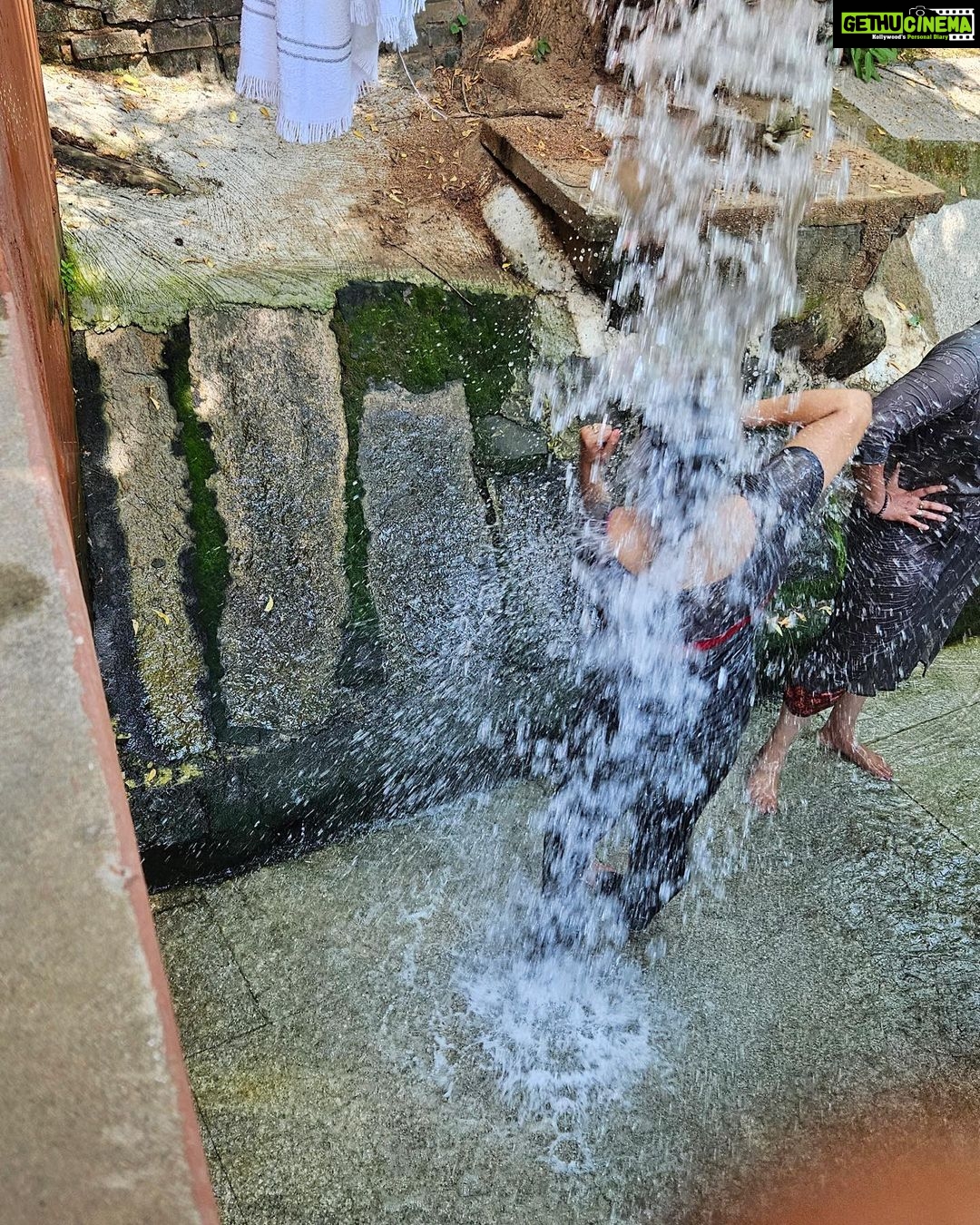 Rachana Narayanankutty Instagram - I release my fear by facing it!!! PC @padmakumargeetha #fearfortoomuchwater #water #fearforwater #pumpsetbath #rachananarayanankutty