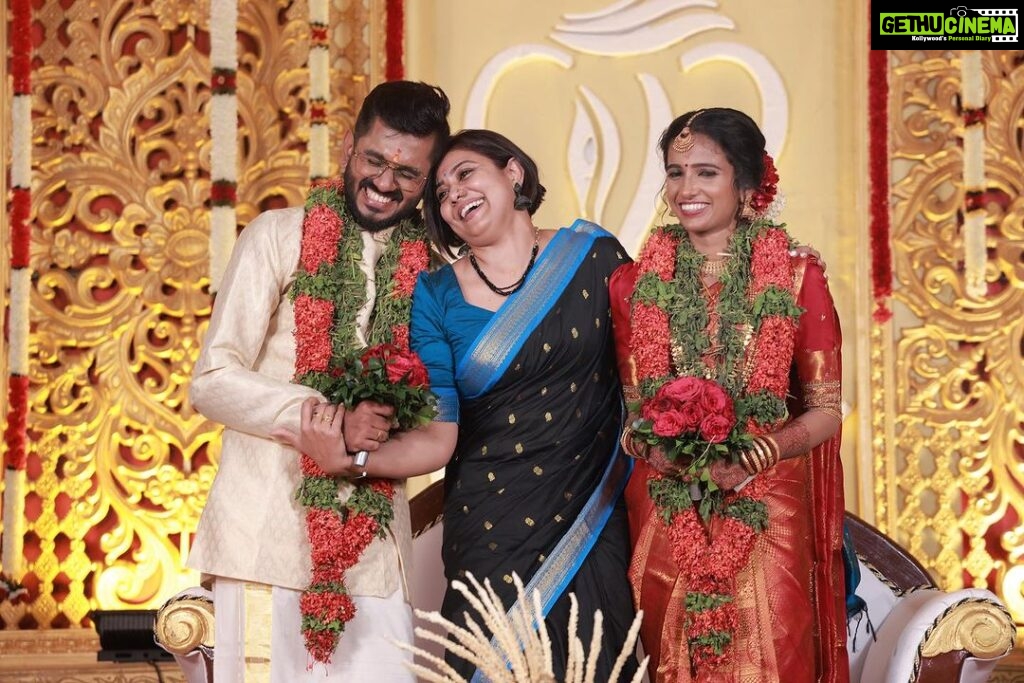 Rachana Narayanankutty Instagram - Happily Ever after 🤍🤍 I got one more little sister, Athira, as my little brother @sarath_r_nair_gvr Got Married .🤍🤍 #brothersisterlove #marriage #brothersmarriage Thank you @nithinnarayanan_ @vijeeshachoos for the beautiful clicks 🥰
