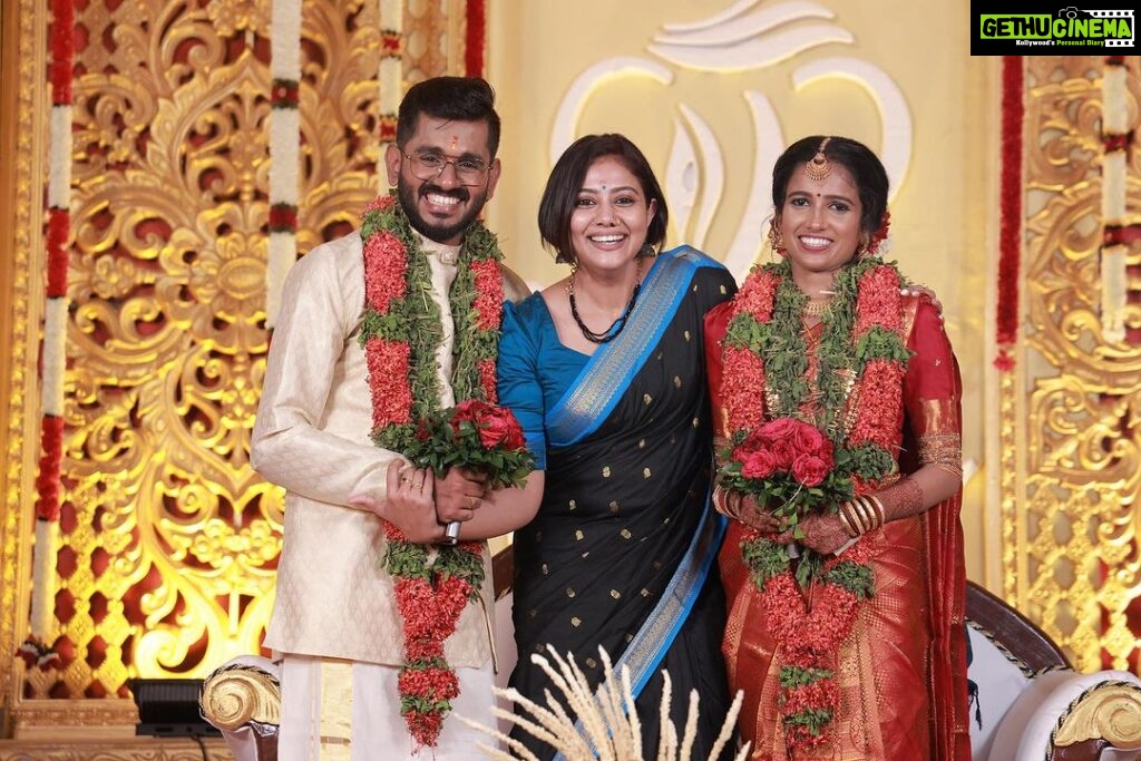 Rachana Narayanankutty Instagram - Happily Ever after 🤍🤍 I got one more little sister, Athira, as my little brother @sarath_r_nair_gvr Got Married .🤍🤍 #brothersisterlove #marriage #brothersmarriage Thank you @nithinnarayanan_ @vijeeshachoos for the beautiful clicks 🥰