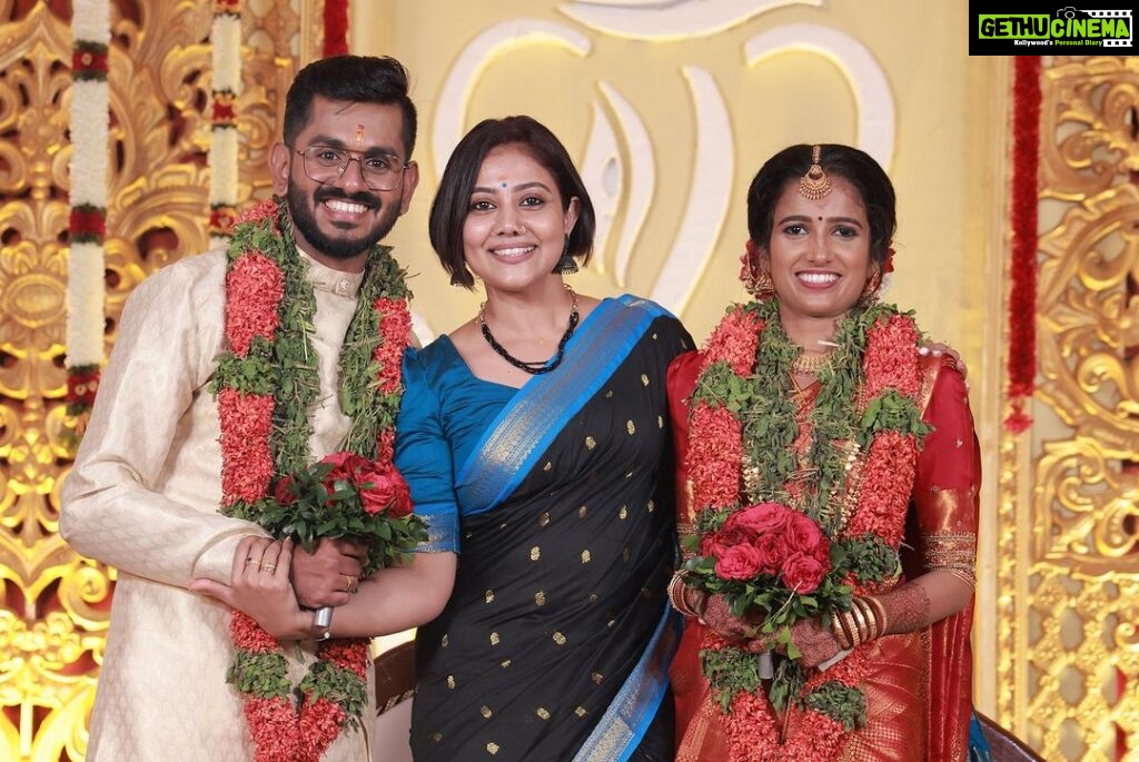 Rachana Narayanankutty Instagram - Happily Ever after 🤍🤍 I got one more little sister, Athira, as my little brother @sarath_r_nair_gvr Got Married .🤍🤍 #brothersisterlove #marriage #brothersmarriage Thank you @nithinnarayanan_ @vijeeshachoos for the beautiful clicks 🥰