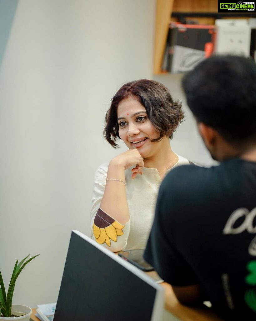 Rachana Narayanankutty Instagram - Onam is here and a small shopping @yu_me_gadgets . Thank you @naveen_pulikkathara_ for the candids. @sojancj2442 #candid #rachananarayanankutty #onam2023 #onamshopping #gadgets