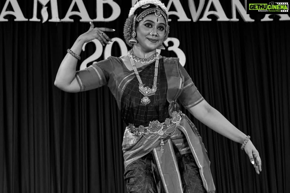 Rachana Narayanankutty Instagram - In love with these black n white pictures from my recent Kūchipūdi concert held at RLV College which is clicked by the 4rth year Applied Arts student, Gautham C Raj of @rlvcollege. Thank you @vmanjunair Kutti for sharing this 🙏🏼 Thanks to @gautham_c_raj too 🙏🏼 #rachananarayanankutty #kuchipudi #kuchipudidance #kuchipudidancer #koochipoodi #rlvcollegeofmusicandfinearts