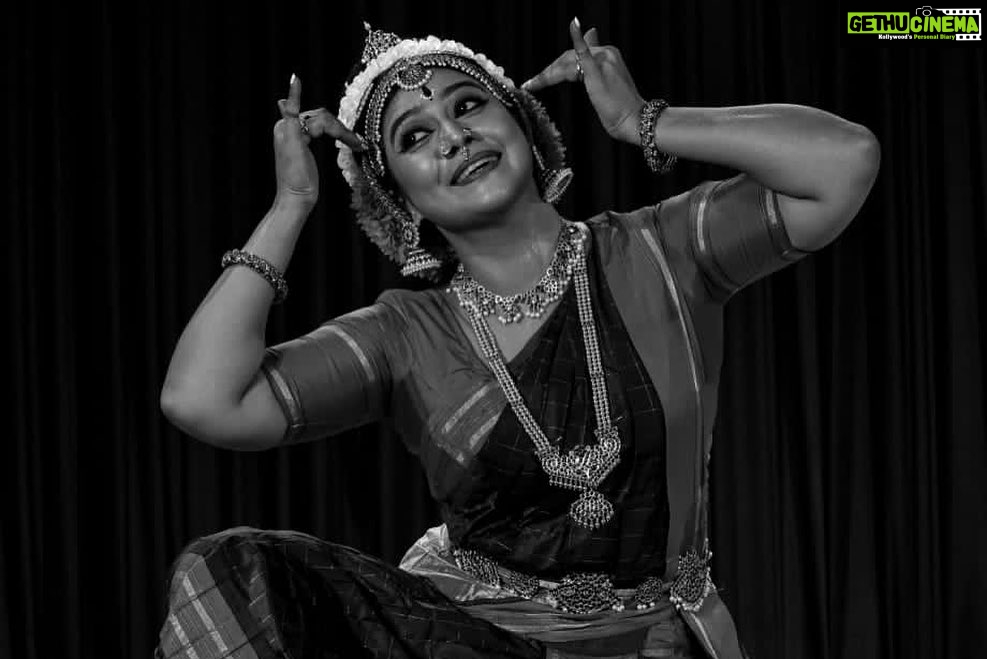 Rachana Narayanankutty Instagram - In love with these black n white pictures from my recent Kūchipūdi concert held at RLV College which is clicked by the 4rth year Applied Arts student, Gautham C Raj of @rlvcollege. Thank you @vmanjunair Kutti for sharing this 🙏🏼 Thanks to @gautham_c_raj too 🙏🏼 #rachananarayanankutty #kuchipudi #kuchipudidance #kuchipudidancer #koochipoodi #rlvcollegeofmusicandfinearts