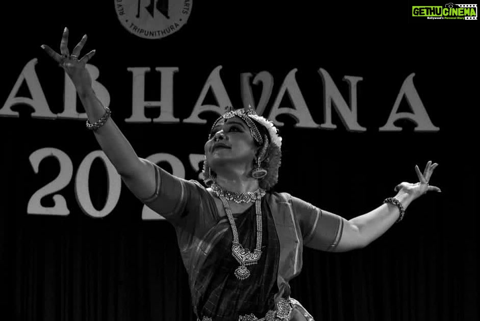 Rachana Narayanankutty Instagram - In love with these black n white pictures from my recent Kūchipūdi concert held at RLV College which is clicked by the 4rth year Applied Arts student, Gautham C Raj of @rlvcollege. Thank you @vmanjunair Kutti for sharing this 🙏🏼 Thanks to @gautham_c_raj too 🙏🏼 #rachananarayanankutty #kuchipudi #kuchipudidance #kuchipudidancer #koochipoodi #rlvcollegeofmusicandfinearts
