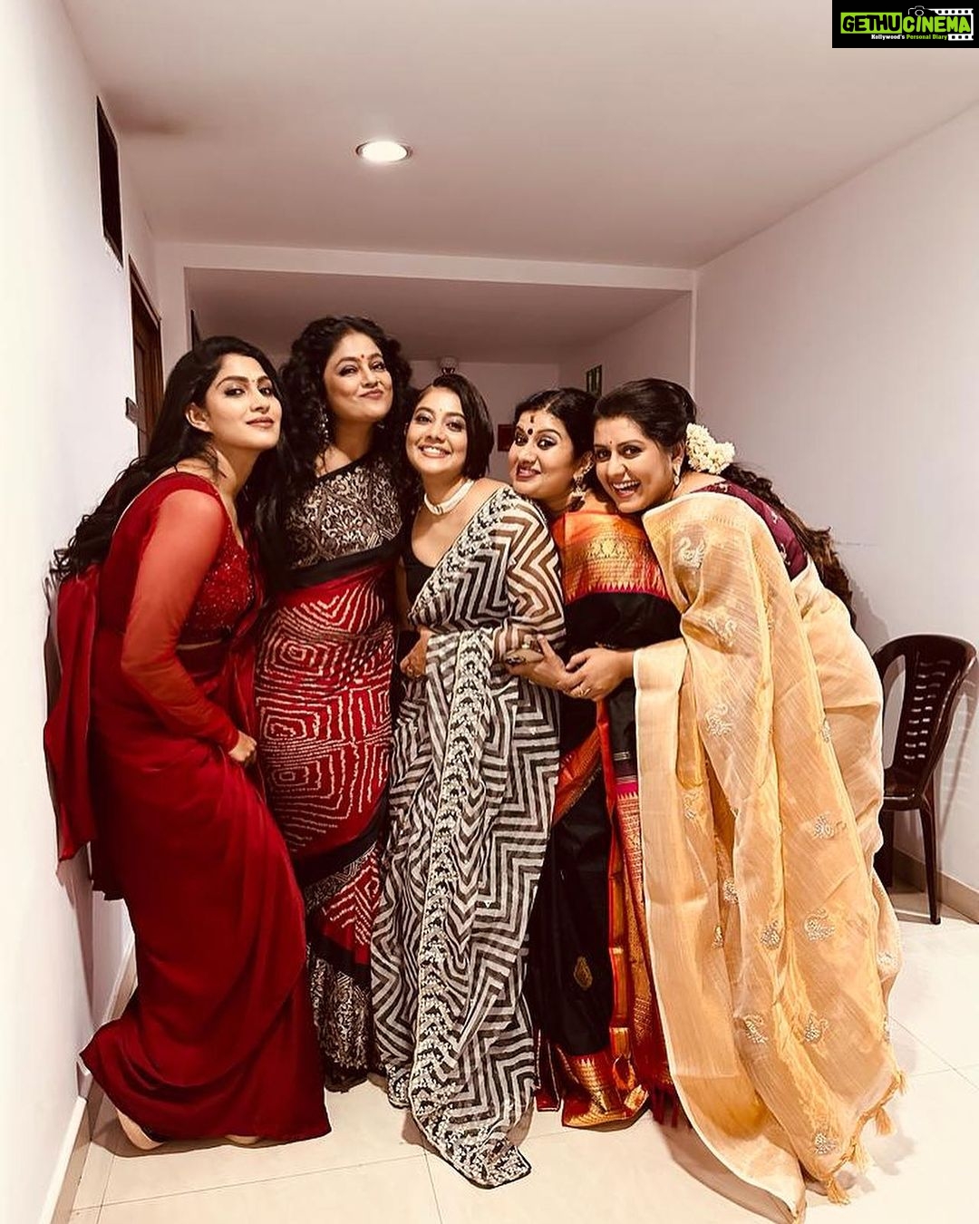 Rachana Narayanankutty Instagram - This companionship of 5 of us together has started exactly an Year agoβ¦ and I love all my galssss who are the owners of beautiful hearts with lot of humility and humanity π₯°π―ββοΈπ―ββοΈπ―ββοΈ @pillai_manju @sarayu_mohan @devichandana82 @swasikavj #friendship