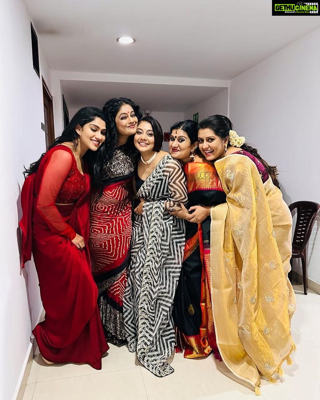 Rachana Narayanankutty Instagram - This companionship of 5 of us together has started exactly an Year agoβ¦ and I love all my galssss who are the owners of beautiful hearts with lot of humility and humanity π₯°π―ββοΈπ―ββοΈπ―ββοΈ @pillai_manju @sarayu_mohan @devichandana82 @swasikavj #friendship