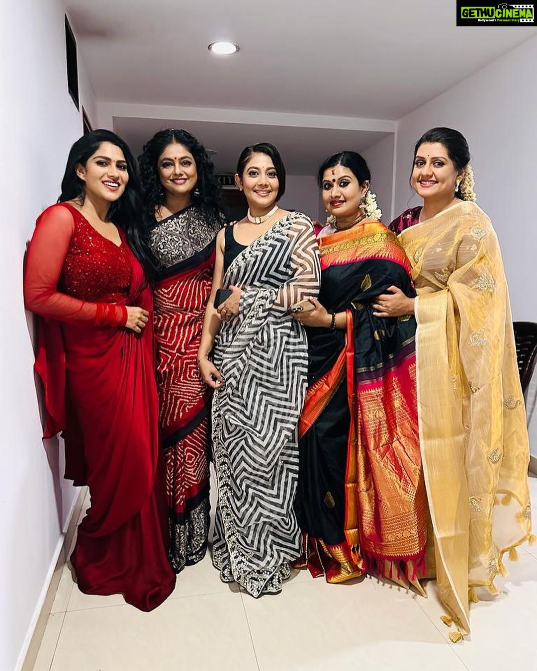 Rachana Narayanankutty Instagram - This companionship of 5 of us together has started exactly an Year agoβ¦ and I love all my galssss who are the owners of beautiful hearts with lot of humility and humanity π₯°π―ββοΈπ―ββοΈπ―ββοΈ @pillai_manju @sarayu_mohan @devichandana82 @swasikavj #friendship