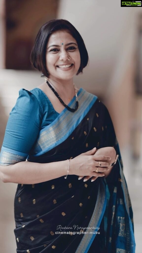 Rachana Narayanankutty Instagram - In The Mystical Realm of Smile 🖤💙🤍 VC @cinematographer_mubu Wearing beautiful Kalyanipattu from @srikasthurihandlooms #smile #mystical #rachananarayanankutty #4266