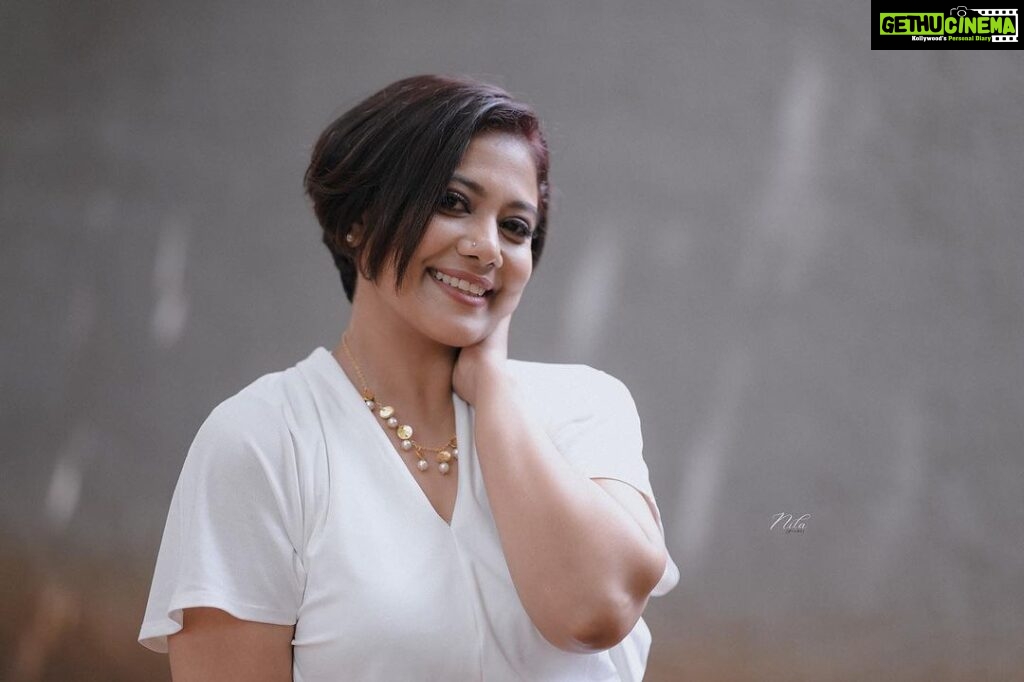Rachana Narayanankutty Instagram - You owns that smile 🥀 @rachananarayanankutty Mua @makeupby_nami_ #portrait #portraitphotography #portrait_shots #portraiture #portrait_ig #portraitvision #nilaframes #makeupbynami #malayalamactress #mollywood #mollywoodactress Trivandrum, India