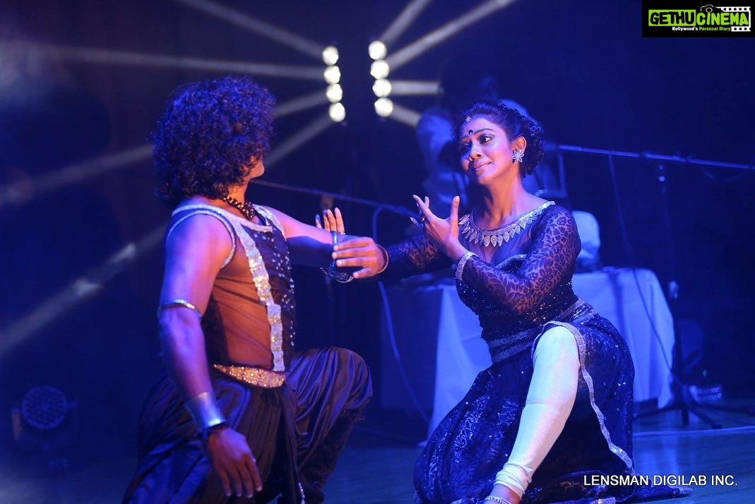 Rachana Narayanankutty Instagram - CONTEMPORARY DAYS!!! I really forgot that I used to do Indian Contemporary if a project demanded the same… it was then I came out of all my limitations and explored the capabilities of my body, mind and soul(Satwa). Today, when I was going through my old photos I came through this #majorthrowback moments which was for a beautiful US TOUR titled as “Rithubahar” with veteran artists. In this picture is the great artist @madhusajeev of team Samudra and we were dancing for the soulful singing of @pt.rameshnarayan Ji along with his daughter @madhushreenarayan 🙏🏼 This classic show was directed by dear @mankaravinod sir. Awaiting for more classic performances like this!!! 🙏🏼🤍 #indiancontemporaryart #contemporarydance #rachananarayanankutty Staten Island, New York