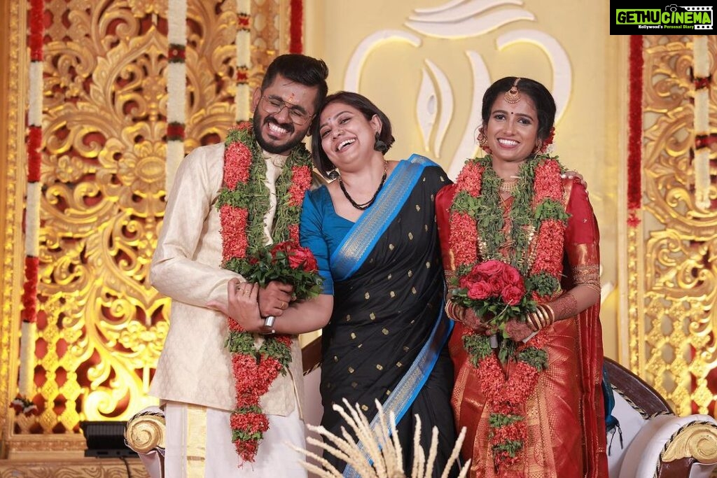 Rachana Narayanankutty Instagram - Happily Ever after 🤍🤍 I got one more little sister, Athira, as my little brother @sarath_r_nair_gvr Got Married .🤍🤍 #brothersisterlove #marriage #brothersmarriage Thank you @nithinnarayanan_ @vijeeshachoos for the beautiful clicks 🥰