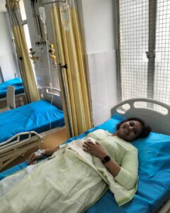 Rachana Narayanankutty Instagram - So… this is the 11th day since I fell sick! Though 90 percentage recovered I must say I am still in recovery mode! 
Yes… DENGUE is a villain… a villain who oozes out all your energy… 
So dears…. Please please take care of yourself… please don’t allow your blood count to be reduced…drink plenty of water and eat good food which helps the blood count increase(I know it’s tough though) my story is long hence NOT DESCRIBING! But… this is very very important… DENGUE IS TAKING MANY LIVES… SO PLEASE TAKE CARE🙏🏼 

Thank you for the concern and support through calls and DMs. I am thankful that people around the globe love me a lot🙏🏼 

NB : These pictures were taken on the 9th of this month when I first found myself ill and took them out of mere curiosity… (as I am not a hospital person at all) the smile and happiness you see here is merely “photo sake”! The situation is not happy!!! #rachananarayanankutty #fever #dengue #keralahealthnews #takecare #takecareofyourself