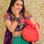 Radhika Muthukumar Instagram - Na main chamkili na chhailchhabeeli…Mein …Mein to hoon RANGEELI 💃🏻 #dochutkisindoor #nazaratv #siddhi #rangeeli #girlwithmole #banjaran #radhikamuthukumar @nazaratvofficial