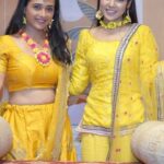 Radhika Muthukumar Instagram - Shagun ki haldi se Jaya ne ki Siddhi ke khilaaf ek nayi jung ki shuruaat, Ab kaise poora hoga Siddhi aur Vinayak ka shubh-vivaah? Dekhiye ‘Do Chutki Sindoor’, Somvaar se Shukravaar Shaam 7:30 baje, Nazara TV par. DD Free Dish channel no.5 par uplabdh. #NazaraOriginals #NazaraTV #DoChutkiSindoor #RadhikaMuthukumar #SrishtiSingh #IndianWeddings #WeddingRituals #HaldiCeremony #Marriage #SidVi