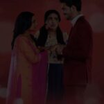 Radhika Muthukumar Instagram - Vinayak ne maan liya hai Siddhi ko apna jeevan saathi! Kise chunegi Siddhi , Pyaar ya Zimmedari? Do Chutki Sindoor , Somvaar se Shukravaar shaam 7.30 baje , Nazara TV par. DD Free Dish channel no. 5 par uplabdh . #nazaraoriginals #NazaraTV #Nazara #dochutkisindoor #radhikamuthukumar #srishtisingh #couplegoals #lovebirds #songreels #trendingreels #explore #lovetriangle #lovestory #SidVi