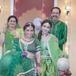Radhika Muthukumar Instagram - From the set of Do chutki Sindoor❤️ #newshow #nazaratvofficial #radhikamuthukumar #srishtisingh #sunaina #sidhhiaurmayakijodi