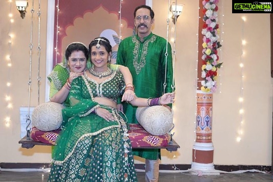Radhika Muthukumar Instagram - From the set of Do chutki Sindoor❤️ #newshow #nazaratvofficial #radhikamuthukumar #srishtisingh #sunaina #sidhhiaurmayakijodi