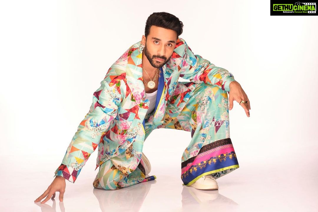Raghav Juyal Instagram - IKONIC PRESENTS KEN FERNS X DABBOO RATNANI FEATURING - RAGHAV JUYAL Conceptualized & Directed by : @iamkenferns Photography : @dabbooratnani Assisted by : @manishadratnani Muse : @raghavjuyal Make Up & Hair Style :@ikonic_professional @proarteworld Jewelry - @curiocottagejewelry Creative Advisor : @shakirshaxx Post-Production : @dabbooratnanistudio Lights : @godonindiaofficial Camera : @fujifilmxindia Videography : @umedjadeja @rahul_v.shwa Line Production : @the_fmco @dezadd Ken Ferns Team : @chavan_smita_ @jonty_monty_777 @samieposture @the_anil_pal @shailesh_thakor_2 Dress Team : @mr.irfan.1990 @saddamansari5994 @mr.sahil.2000 #kenferns #raghavjuyal #dabbooratnani #fashion #mensfashion #mensstyle #menwithstyle #menwithbeards #instafashion #instamen #men #sexymen #designer #style #resortwear Mumbai, Maharashtra
