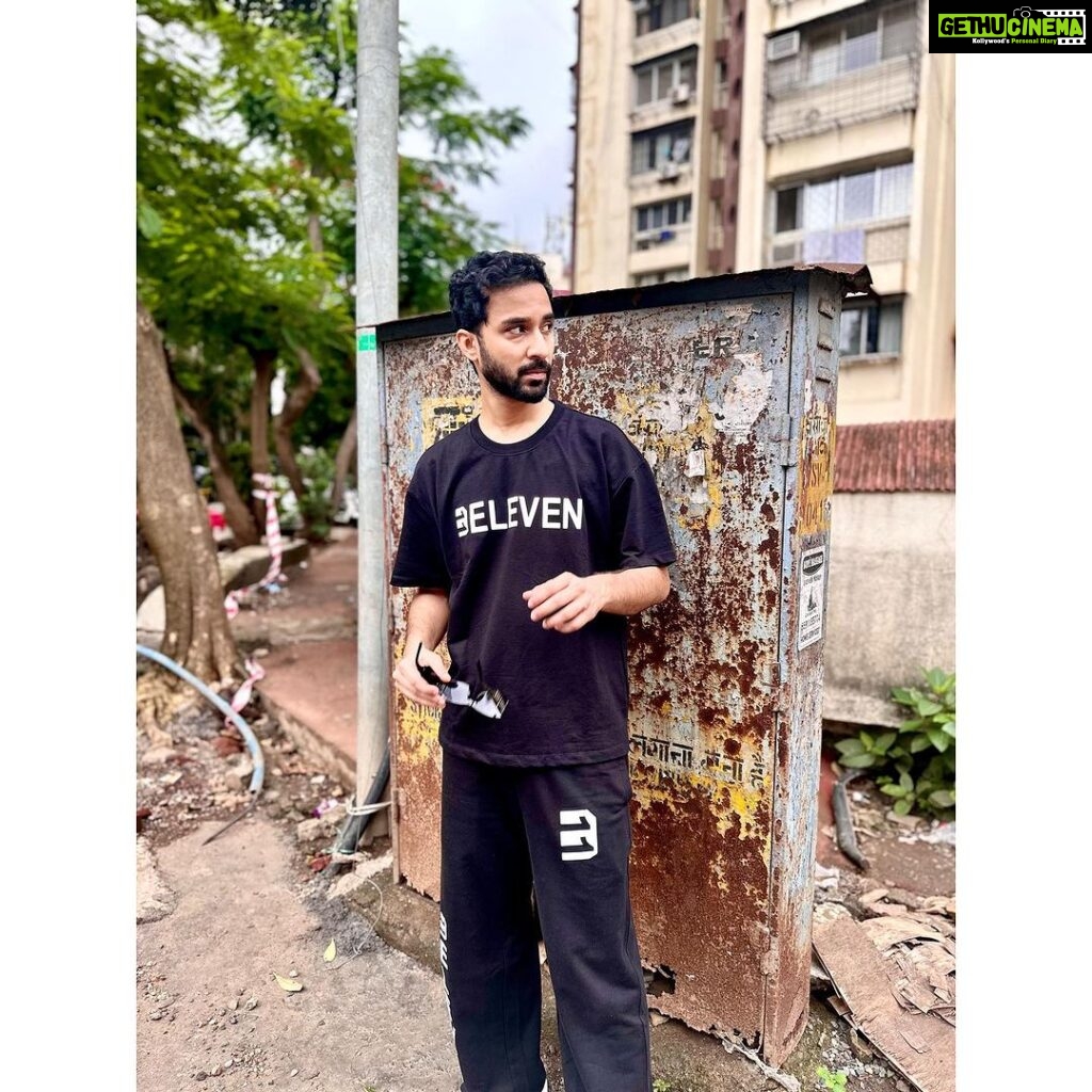 Raghav Juyal Instagram - Subah subah Baarish ,metro ,chai aur KK❤️ Mumbai, Maharashtra