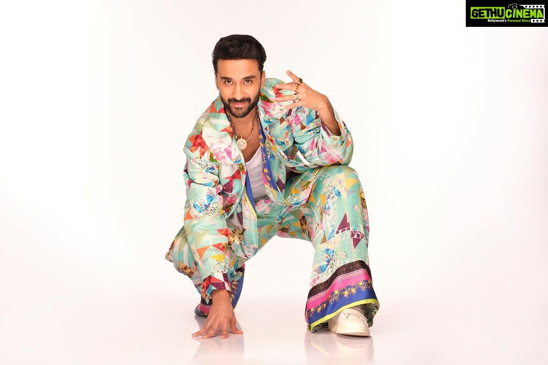 Raghav Juyal Instagram - IKONIC PRESENTS KEN FERNS X DABBOO RATNANI FEATURING - RAGHAV JUYAL Conceptualized & Directed by : @iamkenferns Photography : @dabbooratnani Assisted by : @manishadratnani Muse : @raghavjuyal Make Up & Hair Style :@ikonic_professional @proarteworld Jewelry - @curiocottagejewelry Creative Advisor : @shakirshaxx Post-Production : @dabbooratnanistudio Lights : @godonindiaofficial Camera : @fujifilmxindia Videography : @umedjadeja @rahul_v.shwa Line Production : @the_fmco @dezadd Ken Ferns Team : @chavan_smita_ @jonty_monty_777 @samieposture @the_anil_pal @shailesh_thakor_2 Dress Team : @mr.irfan.1990 @saddamansari5994 @mr.sahil.2000 #kenferns #raghavjuyal #dabbooratnani #fashion #mensfashion #mensstyle #menwithstyle #menwithbeards #instafashion #instamen #men #sexymen #designer #style #resortwear Mumbai, Maharashtra