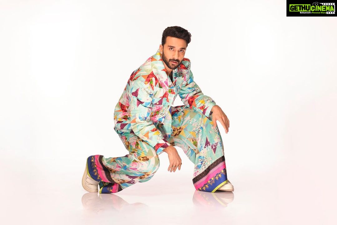 Raghav Juyal Instagram - IKONIC PRESENTS KEN FERNS X DABBOO RATNANI FEATURING - RAGHAV JUYAL Conceptualized & Directed by : @iamkenferns Photography : @dabbooratnani Assisted by : @manishadratnani Muse : @raghavjuyal Make Up & Hair Style :@ikonic_professional @proarteworld Jewelry - @curiocottagejewelry Creative Advisor : @shakirshaxx Post-Production : @dabbooratnanistudio Lights : @godonindiaofficial Camera : @fujifilmxindia Videography : @umedjadeja @rahul_v.shwa Line Production : @the_fmco @dezadd Ken Ferns Team : @chavan_smita_ @jonty_monty_777 @samieposture @the_anil_pal @shailesh_thakor_2 Dress Team : @mr.irfan.1990 @saddamansari5994 @mr.sahil.2000 #kenferns #raghavjuyal #dabbooratnani #fashion #mensfashion #mensstyle #menwithstyle #menwithbeards #instafashion #instamen #men #sexymen #designer #style #resortwear Mumbai, Maharashtra