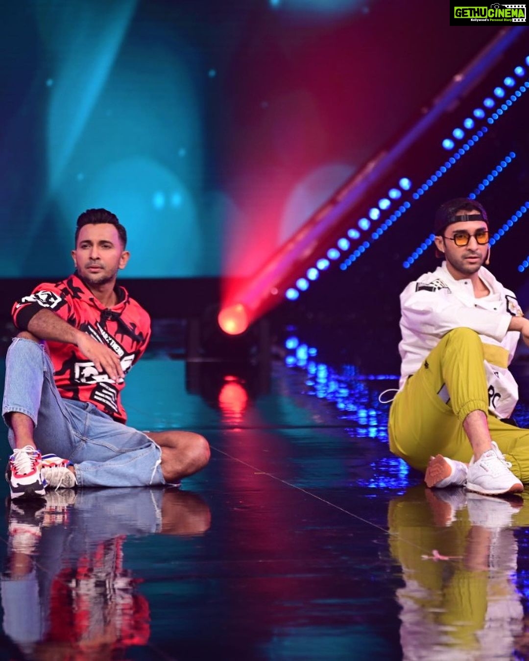 Raghav Juyal Instagram - Happy teachers day to my amazing gurus ❤️❤️❤️ Mumbai, Maharashtra