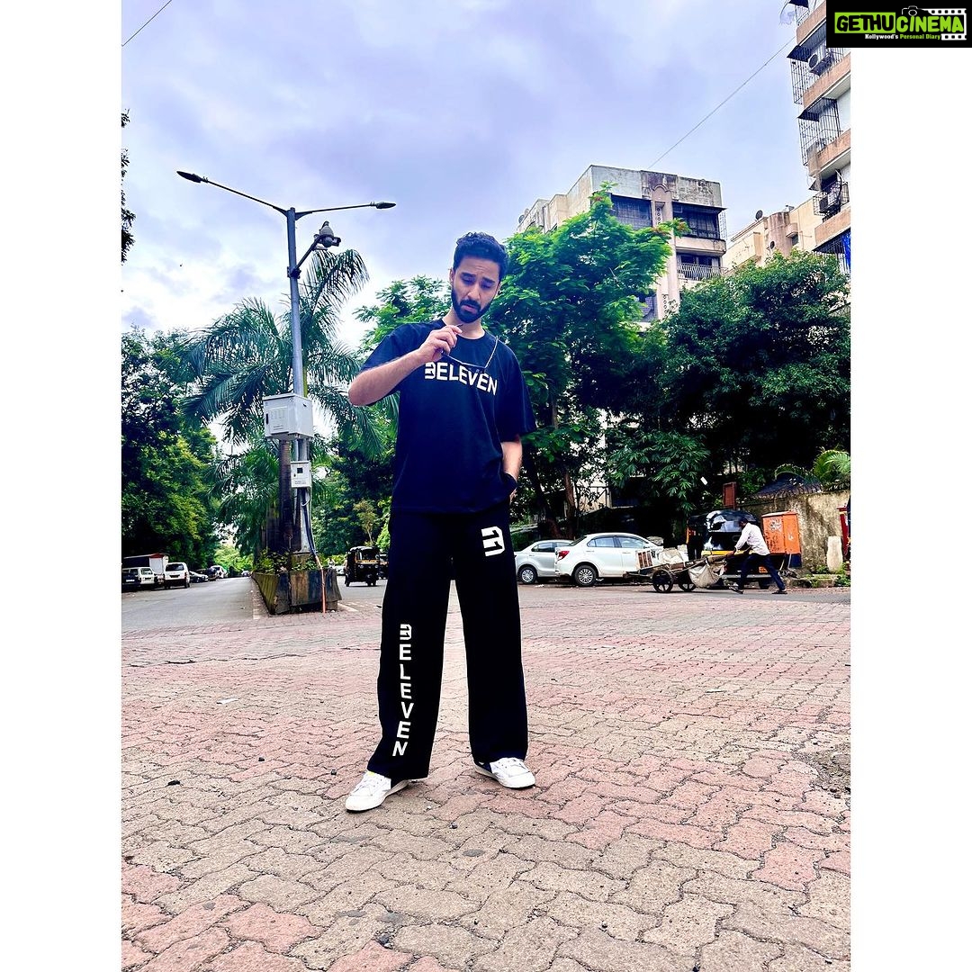 Raghav Juyal Instagram - Subah subah Baarish ,metro ,chai aur KK❤️ Mumbai, Maharashtra